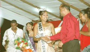 Commerce Minister Manniram Prashad crowns the first Miss Wakenaam, Sarojanie Rai (GINA photo)