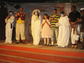 Actors on stage in Linden during the first performance of Pluft