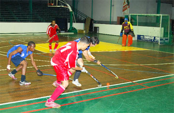Old Fort’s ‘A’ Jason De Santos (11) and GCC’s ‘A’ Damon Woodruffe are caught by Stabroek Sports’ photographer Lawrence Fanfair battling for possession of the ball in the final of the Noble House Seafoods indoor handicap tournament last Friday night. Looking on are GCC ‘A’ Devin Hooper (behind De Santos and Woodruffe) along with Old Fort’s John Abrahams and GCC’s custodian Gregory Garraway.