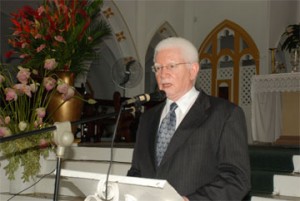 Senior Counsel Miles Fitzpatrick delivering the eulogy at yesterday’s memorial service for David de Caires. 