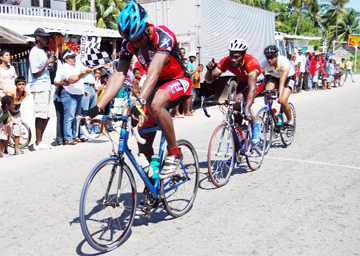 ‘Trini to d bone’: This must be the words going through the mind of Trinidad and Tobago’s Colin Wilson, after he won the fourth stage in the Ministry of Health (MOH)/Ministry of Culture, Youth and Sport ‘Riding for Life 2’ five stage cycle road race in Suddie, Essequibo yesterday. (Photograph by Lawrence Fanfair) 