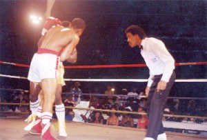  FLASHBACK! Referee Eion Jardine pays rapt attention to the fight between Michael Benjamin and Raul Frank. 
