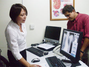 Alicia Barabas (left) demonstrating how radiographers can view x-ray images from a computer in real time using the new Computer Radiographic Unit.
