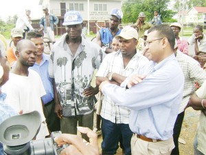 Residents of Alness share their views with the Minister of Agriculture, Robert Persaud (right). 