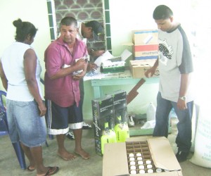 Farmers of Dochfour receiving supplies 