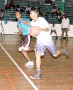 President’s College star point guard Richard Mohandatt on the go against Central High on Tuesday at the Cliff Anderson Sports Hall. (Aubrey Crawford photo)