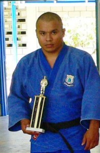  Colin Gomes with his trophy.