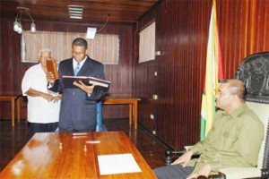 Franklin Holder taking the oath yesterday (GINA photo)