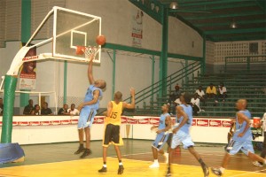 All Alone! Kashif and Shanghai Kings power forward Omally Sampson is unmarked as he scores this lay-up in the final quarter of his team’s triumph over the Nets. (Orlando Charles photo)  