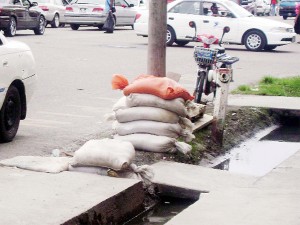 Sandbags in front of a store at the corner of Regent and King streets yesterday. 