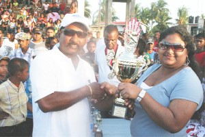 Captain Ganesh Singh receives the trophy from Dian Hardyal 