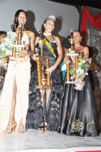  Miss Linden Town Week Nikisha Telford (centre) and her runners-up. 