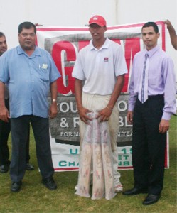 Guyana Cricket Board/GTM Under-19 Inter-county MVP Jonathan Foo displays his prize. He is flanked by GCB head Chetram Singh (left) and GTM CEO Roger Yee. (Photo by Orlando Charles)
