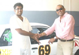 Vinu Sawh (left) receives his sponsorship cheque from Managing Director of the Auto Toy Store Abbas Farouk (Orlando Charles photo)  