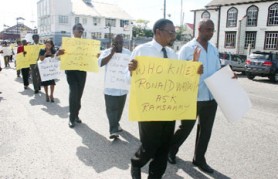 PNCR-1G MPs picketing in front of the Public Buildings yesterday afternoon. (Photo by Orlando Charles)