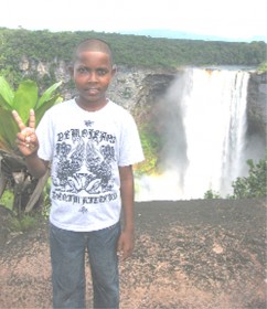 Ravi shows the ‘peace’ sign as he enjoys the atmosphere near the falls. 