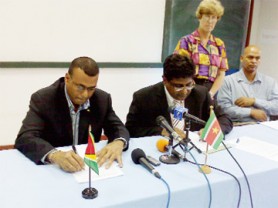 Guyana’s Minister of Agriculture Robert Persaud and Suriname’s Minister of Agriculture, Animal Husbandry and Fisheries Kermechend Raghoebarsing as they were signing a MoU on cooperation in rice research and before issuing a joint statement on collaboration on plant health management in Paramaribo Tuesday.