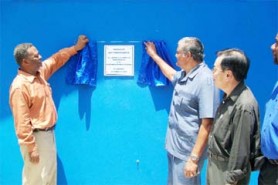 From left Prime Minister Samuel Hinds and Chief Executive Officer of GT&T Major General (retd) and Joseph Singh unveil the plaque inscribed on the GMS operating room as CEO of Demerara Timbers LTD SK Chand looks on