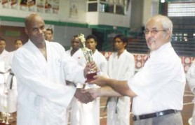  Winner of the Male Over-80kg Kumite Category, Darren Nurse of Guyana Wado-ryu Karate Association receiving his trophy from Amir Khouri. 