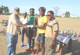 Junior Niles receives his prize after finishing first in the under-50 veterans’ race.