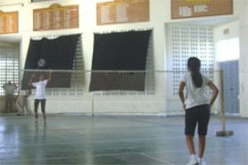 Sajeedah Khan (left) serving to win her match against Tera Jaipaul in QC’s Annual Lower and Upper School Boys and Girls Badminton Singles tourney.