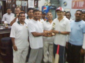 Floodlights XI Skipper Kemal Seebaran receives the winning trophy from Managing Director of Khan’s Trading Enterprises and Auto Sales after beating the Pritipaul Singh Investment team.  