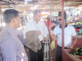 Private Sector Commission Chairman Captain Gerry Gouveia talks with Guyanese in Puerto Ordaz