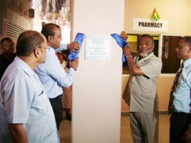 President Bharrat Jagdeo and Prime Minister Sam Hinds unveiling the plaque.