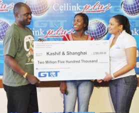 Co-Director of Kashif and Shanghai Organisation Aubrey ‘Shanghai’ Major receives TT&T sponsorship cheque valued at $2.5m from the company’s Marketing Officer Abena Fung while Rhonda Johnson looks on.