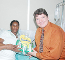 Agnes Herman receiving her hamper from ANSA’s Brand Manager Marco Kreuter. 