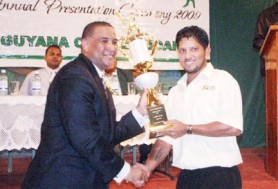 Ramnaresh Sarwan receives his award from West Indies Cricket Board CEO Dr. Ernest Hilaire. (Orlando Charles photo) 