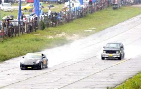 This Surinamese Nissan Z350 leaves his countryman Hance Yver’s Typhoon in his trail at the South Dakota Circuit yesterday (Orlando Charles Photo)