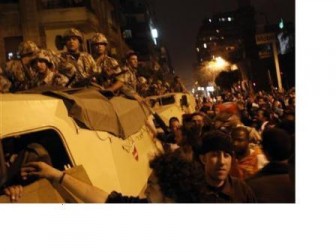 Egyptian army soldiers are greeted by protesters in Cairo January 28, 2011. REUTERS/Amr Abdallah Dalsh