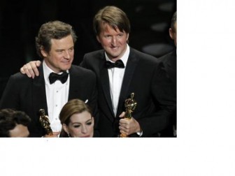 British actor Colin Firth (L), winner of the Oscar for best actor, and British director Tom Hooper, winner of the Oscar for best director, from ''The King's Speech'' stand with their Oscars during the closing of the telecast during the 83rd Academy Awards in Hollywood, California, February 27, 2011. (Reuters photo)