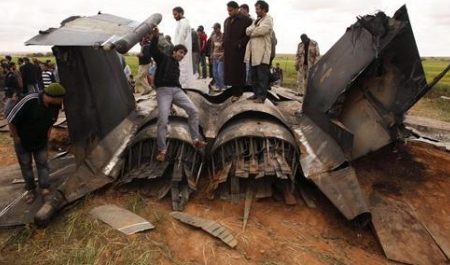 People look at a US Air Force F-15E fighter jet after it crashed near the eastern city of Benghazi March 22, 2011. The fighter jet crashed in Libya overnight after apparent mechanical failure but its crew were safe, a spokesman for the US military Africa Command said today. (Reuters/Suhaib SalemBeng)
