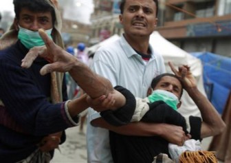 An injured anti-government protester reacts as he is being helped by fellow protesters in Sanaa March 18, 2011. REUTERS/Khaled Abdullah
