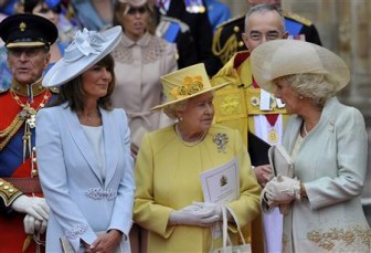 (L-R) Prince Philip stands next to Carole Middleton as Queen Elizabeth listens to Camilla, Duchess of Cornwall, after the wedding ceremony of Prince William and Kate Middleton at Westminster Abbey, in central London, today. REUTERS/Toby Melville