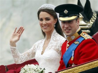 Prince William and his wife Catherine, Duchess of Cambridge, travel to Buckingham Palace in the 1902 State Landau, along the Procession Route, after their wedding in Westminster Abbey, in central London April 29, 2011. Prince William married his fiancee, Kate Middleton, in Westminster Abbey today.  REUTERS/Tony Gentile