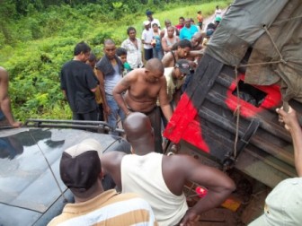Travellers gathered to help the distressed truck
