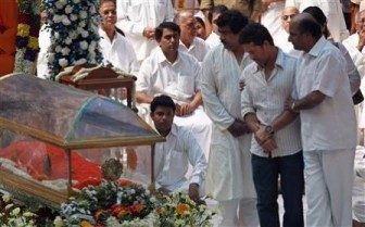 Sachin Tendulkar paying his last respects. (Reuters photo)
