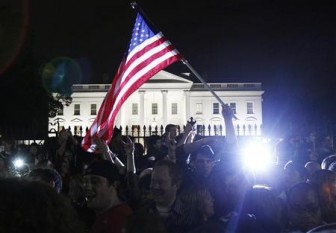 People cheer outside the White House in Washington May 1 , 2011, after learning of the death of al Qaeda leader Osama Bin Laden in Pakistan. REUTERS/Jim Young