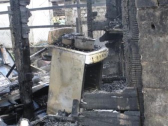 What remains of Onika Dowding’s gas stove after the fire which destroyed her home of three weeks at McDoom, EBD this morning. 