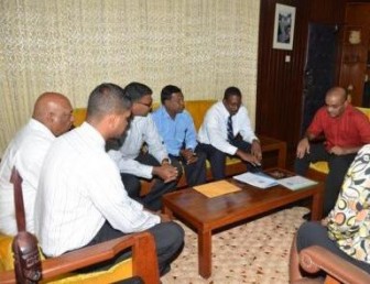 President Bharrat Jagdeo (right) in discussion with the team yesterday. (GINA photo)