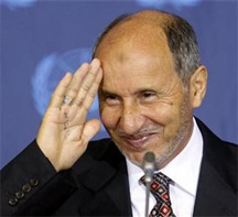 Libya’s National Transitional Council (NTC) Chairman Mustafa Abdel Jalil salutes upon his arrival at the Libya Contact Group meeting at the United Nations in New York September 20, 2011. (Reuters/Kevin Lamarque)