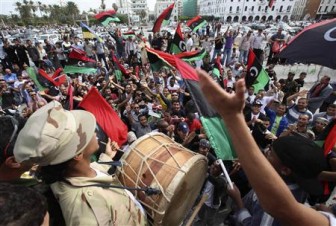 Libyans celebrate at Martyrs square in Tripoli October 20, 2011 after hearing the news that Libyan leader Muammar Gaddafi was killed in Sirte. REUTERS/Ismail Zitouny