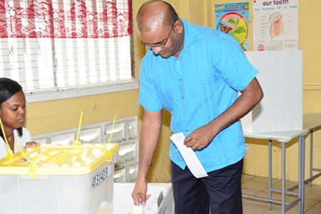 Outgoing president Bharrat Jagdeo inks his finger prior to placing his ballot in the ballot box at Christ Church Secondary School yesterday