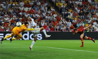  Spain’s Xabi Alonso heads in the opening goal against France. (Yahoo Sports)

