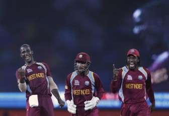West Indies captain Darren Sammy (L) celebrates as West Indies wicketkeeper Denesh Ramdin (C) and teammate Chris Gayle watch after he took the wicket of Sri Lanka's captain Mahela Jayawardene during their World Twenty20 final cricket match in Colombo today. REUTERS/Dinuka Liyanawatte 