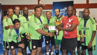 GCC’s Leonard George (second from right) presents the winning trophy and first prize of US$500 to Hikers Captain Brian Asgregado.