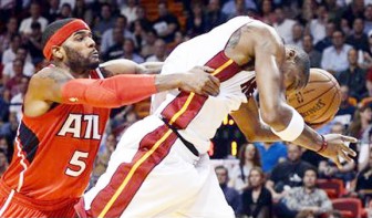 Miami Heat’s Chris Bosh (R) is fouled by Atlanta Hawks’ Josh Smith (L) during the first half of their NBA basketball game in Miami, Florida, December 10, 2012.
REUTERS/Rhona Wise

